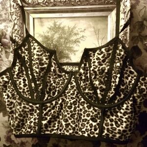 Romwe Fuzzy Leopard Crop Top